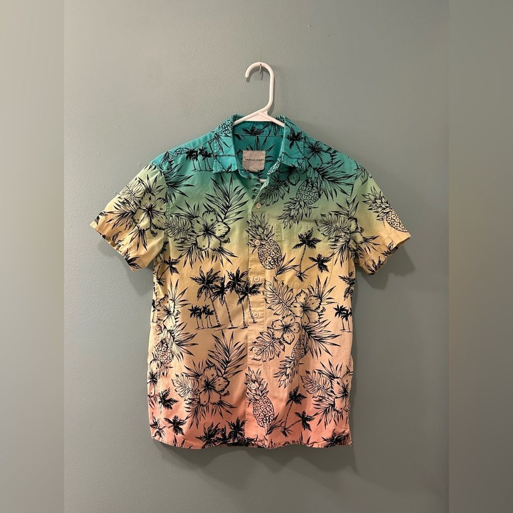 PREOWNED … AMERICAN EAGLE “Size: XS” Tropical Gradient Shirt